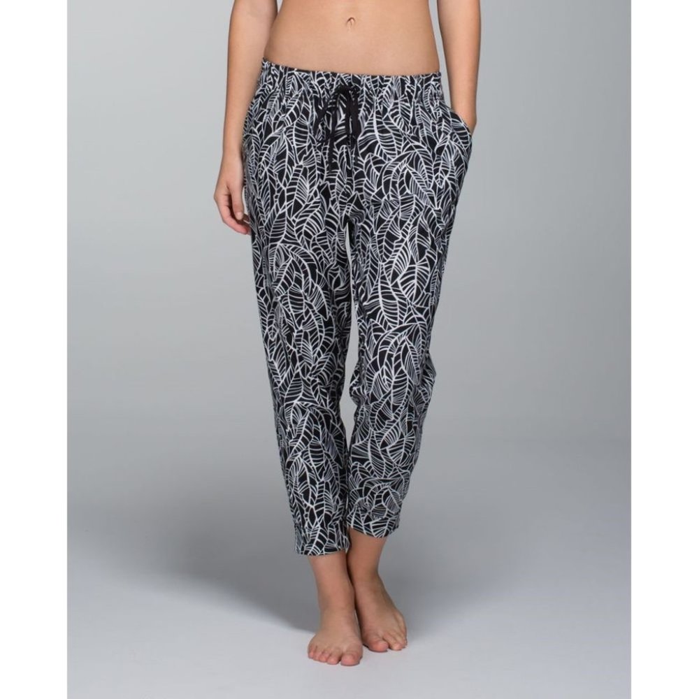 LULULEMON Crop pant-leaf Print- size 8- black & white
